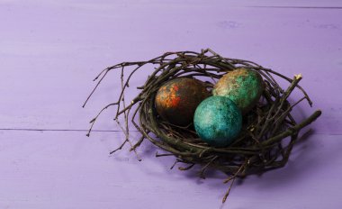 Ahşap arka plan üzerinde yuvadaki yumurta.