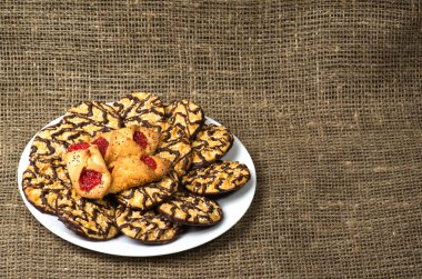 ahşap arka plan üzerinde bir tepside kurabiye.