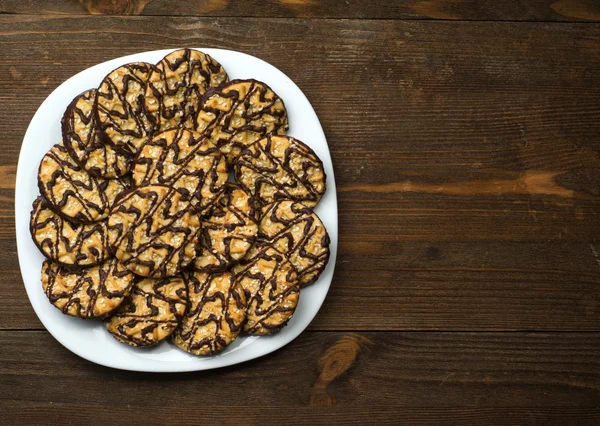 ahşap arka plan üzerinde bir tepside kurabiye.