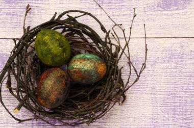 Ahşap arka plan üzerinde yuvadaki yumurta.