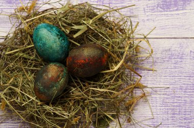 Ahşap arka plan üzerinde yuvadaki yumurta.