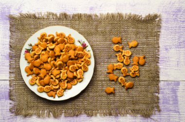 ahşap bir masa üzerinde kraker.