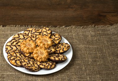 ahşap arka plan üzerinde bir tepside kurabiye.