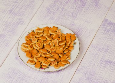 ahşap bir masa üzerinde kraker.