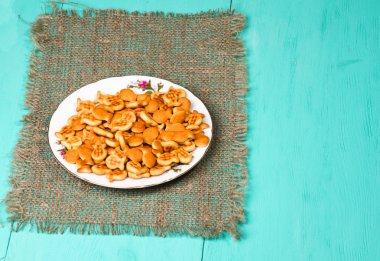 ahşap bir masa üzerinde kraker.