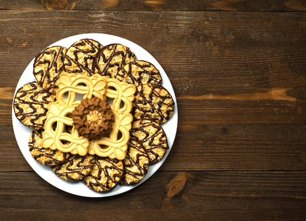 ahşap arka plan üzerinde bir tepside kurabiye.