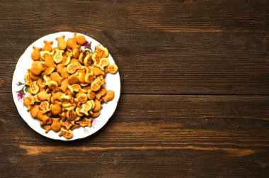 ahşap bir masa üzerinde kraker.