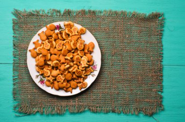 ahşap bir masa üzerinde kraker.