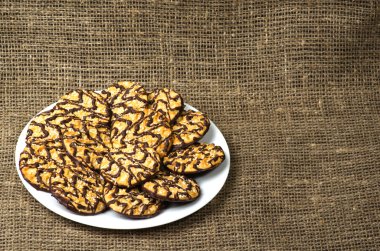 ahşap arka plan üzerinde bir tepside kurabiye.