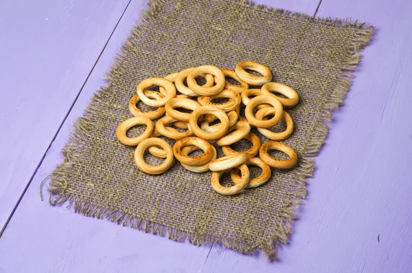 Bagels auf einem Holztisch. — Stockfoto