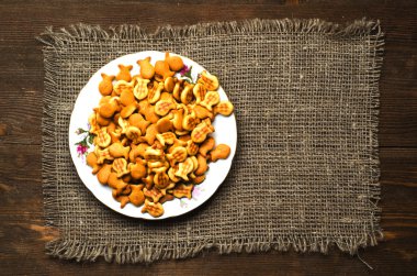 ahşap bir masa üzerinde kraker.