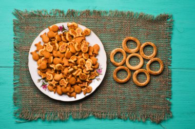 ahşap bir masa üzerinde kraker.