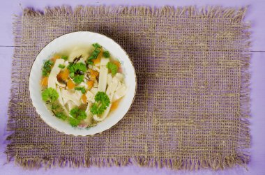 tahta masa üzerinde tabakta şehriye çorbası .