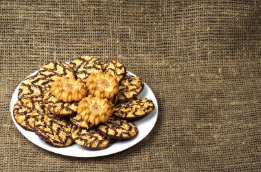 ahşap arka plan üzerinde bir tepside kurabiye.