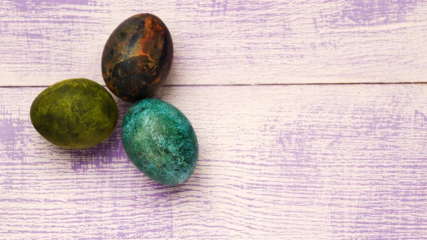 Ovos de Páscoa em uma mesa de madeira. — Fotografia de Stock