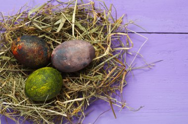Ahşap arka plan üzerinde yuvadaki yumurta.