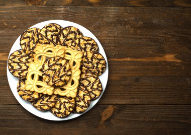 ahşap arka plan üzerinde bir tepside kurabiye.