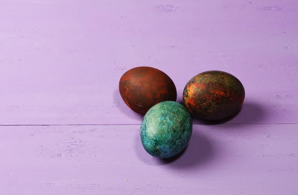 Huevos de Pascua en una mesa de madera. — Foto de Stock