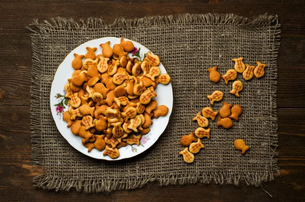 ahşap bir masa üzerinde kraker.