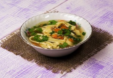 ahşap masa tabakta çorba