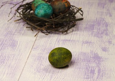 Ahşap arka plan üzerinde yuvadaki yumurta.