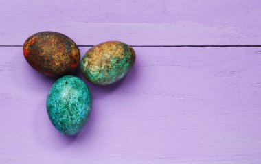 Tahta bir masada paskalya yumurtası.