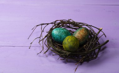 Ahşap arka plan üzerinde yuvadaki yumurta.