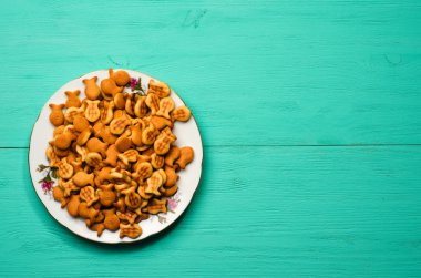 ahşap bir masa üzerinde kraker.