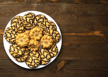 ahşap arka plan üzerinde bir tepside kurabiye.