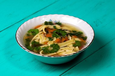 tahta masa üzerinde tabakta şehriye çorbası .