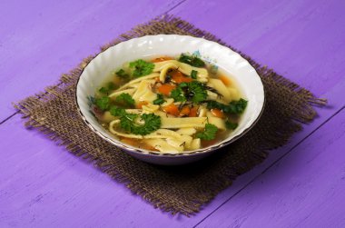 ahşap masa tabakta çorba