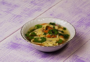 ahşap masa tabakta çorba