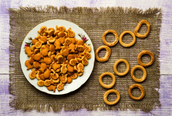 Cracker auf einem Holztisch. — Stockfoto