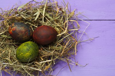 Ahşap arka plan üzerinde yuvadaki yumurta.