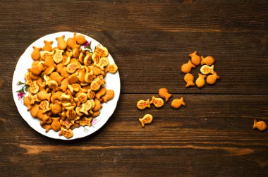 ahşap bir masa üzerinde kraker.