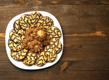 ahşap arka plan üzerinde bir tepside kurabiye.