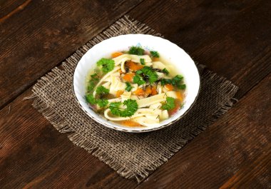 ahşap masa tabakta çorba