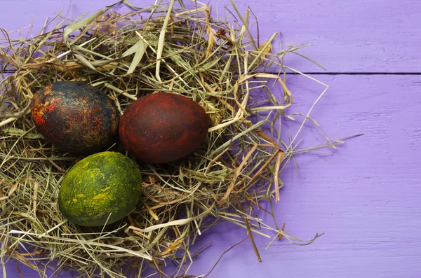 Ahşap arka plan üzerinde yuvadaki yumurta.