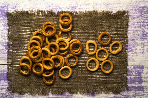 Bagels auf einem Holztisch. — Stockfoto