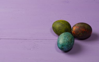 Tahta bir masada paskalya yumurtası.