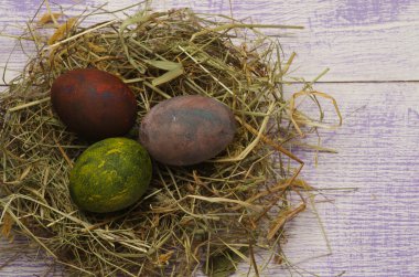 Ahşap arka plan üzerinde yuvadaki yumurta.