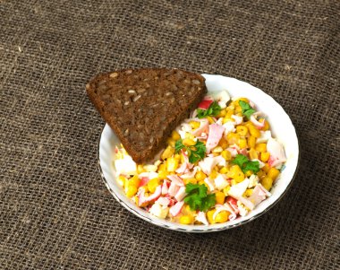 Yengeç ahşap bir masa üzerinde bir tabak salata. Rustik tarzı