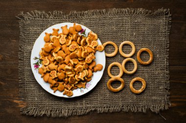 ahşap bir masa üzerinde kraker.