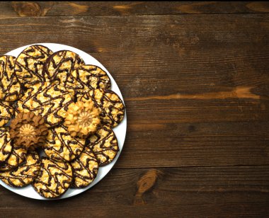 ahşap arka plan üzerinde bir tepside kurabiye.