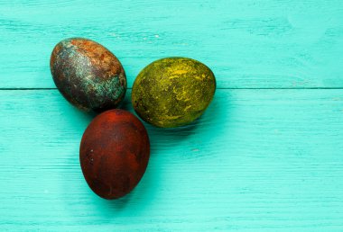 Tahta bir masada paskalya yumurtası.