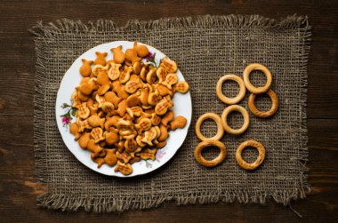 ahşap bir masa üzerinde kraker.