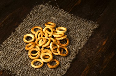 simit ahşap bir masa üzerinde.