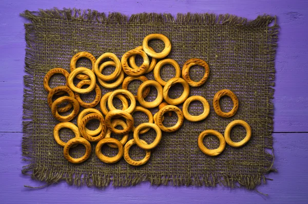 Bagels auf einem Holztisch. — Stockfoto