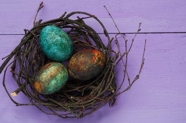 Ahşap arka plan üzerinde yuvadaki yumurta.