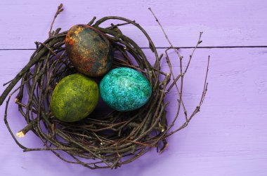 Ahşap arka plan üzerinde yuvadaki yumurta.